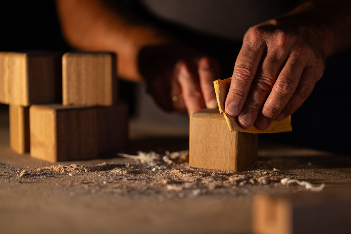Λείανση μασίφ ξύλου στο εργαστήριο Lamda Crafts
