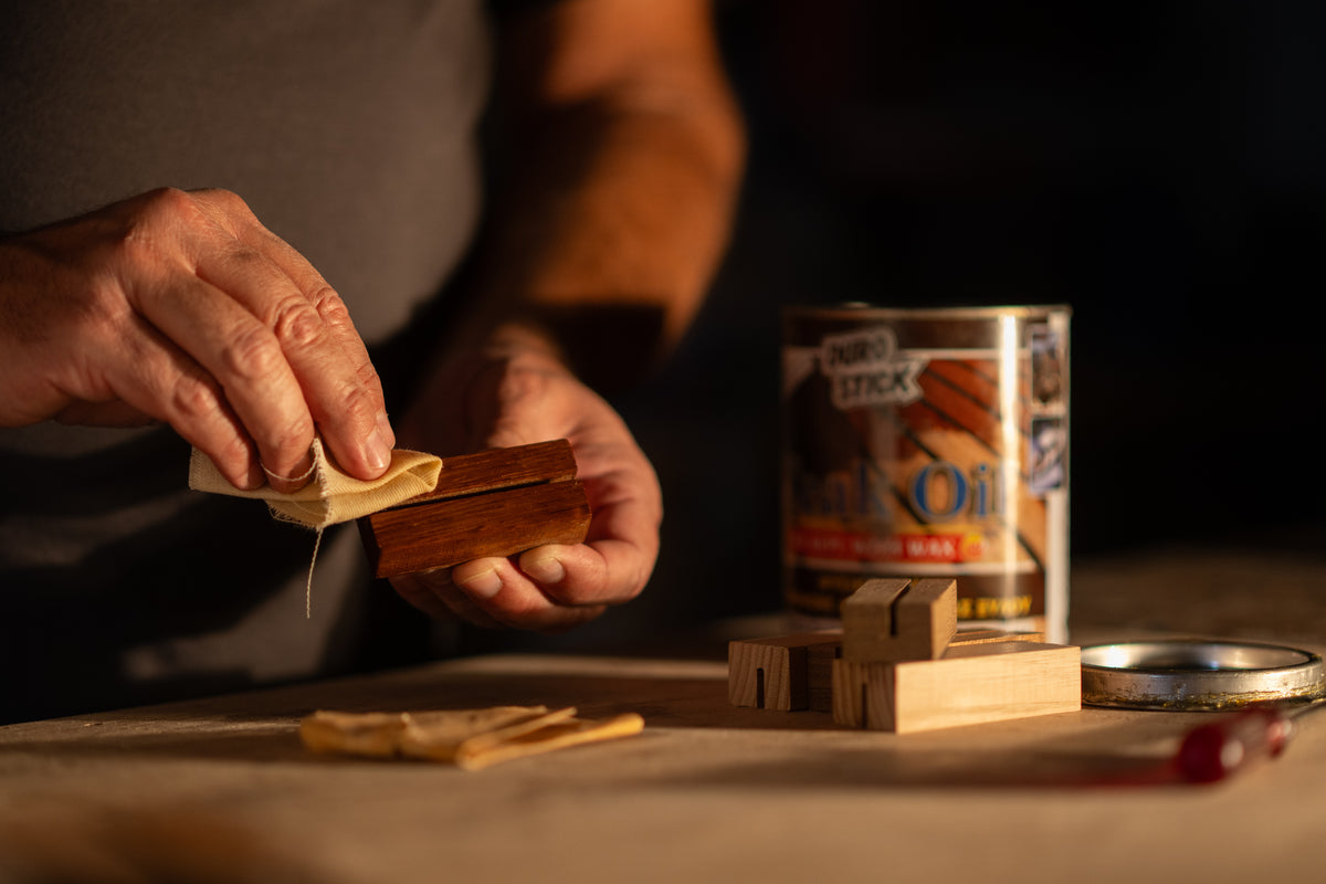 Φινίρισμα ξύλινης βάσης στο εργαστήριο Lamda Crafts